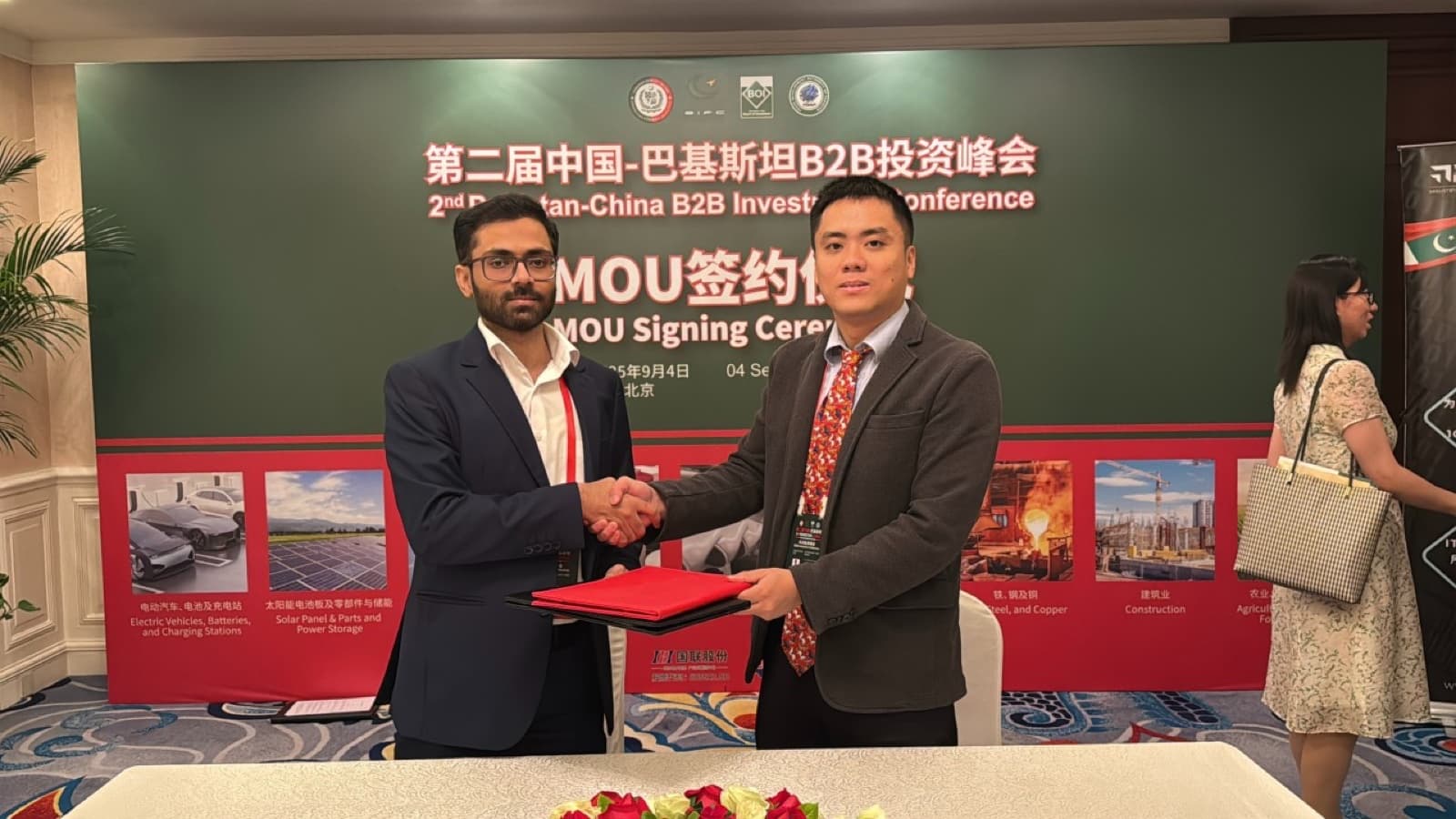 Hasan Israr of NexaVoxa and Gardon Pan of Coremail after signing